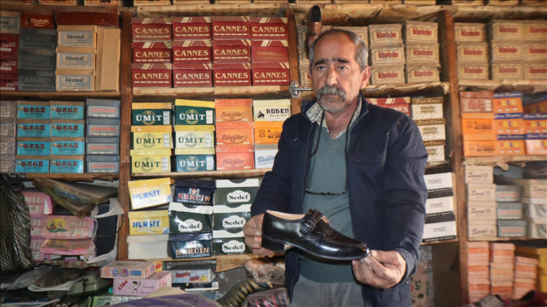 Babasının öldüğü gün kapattığı köy bakkalı 30 yıl önceki haliyle duruyor