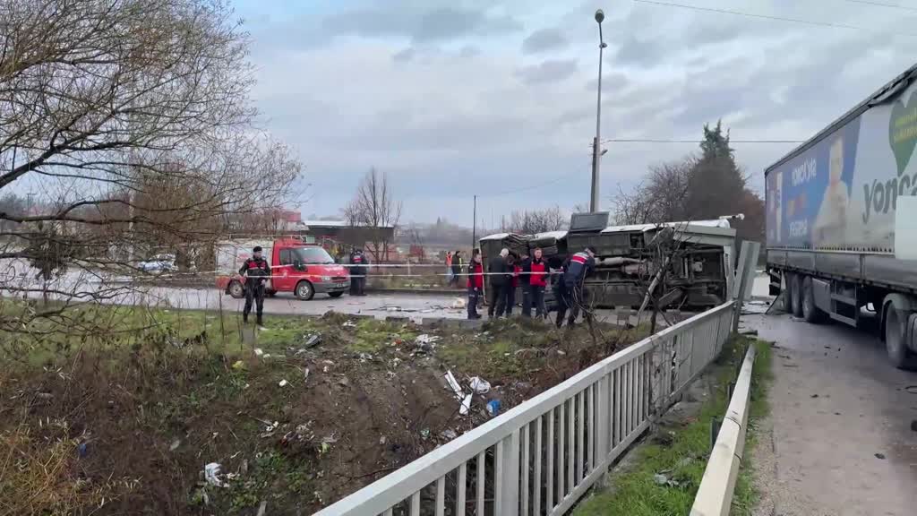 BALIKESİR - Okul servisi ile tırın çarpışması sonucu 26 kişi yaralandı 8 öğrencinin durumu ağır