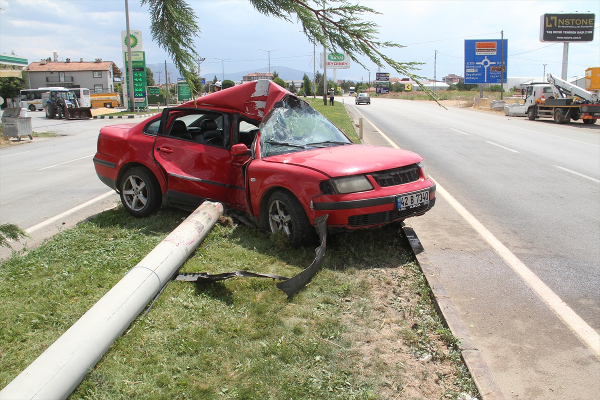 Beyşehir'de aydınlatma direğine çarpan otomobildeki 2 kişi yaralandı