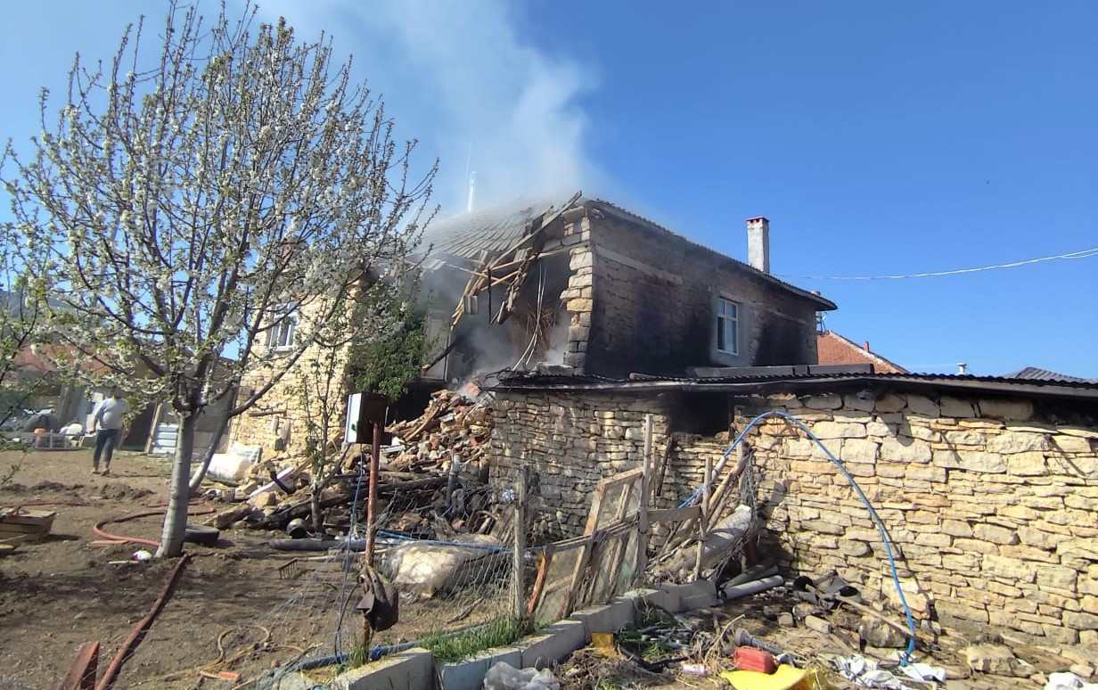 Beyşehir'de  evde yangın çıktı, aile uykuda yakalandı
