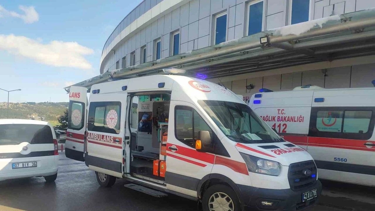Beyşehir'de hayvan pazarında çıkan kavgada bir kişi bıçakla yaralandı.