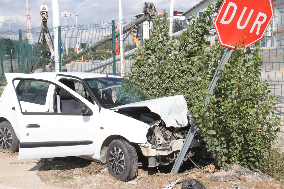 Beyşehir'de iki otomobil  çarpıştı, 3 kişi yaralandı