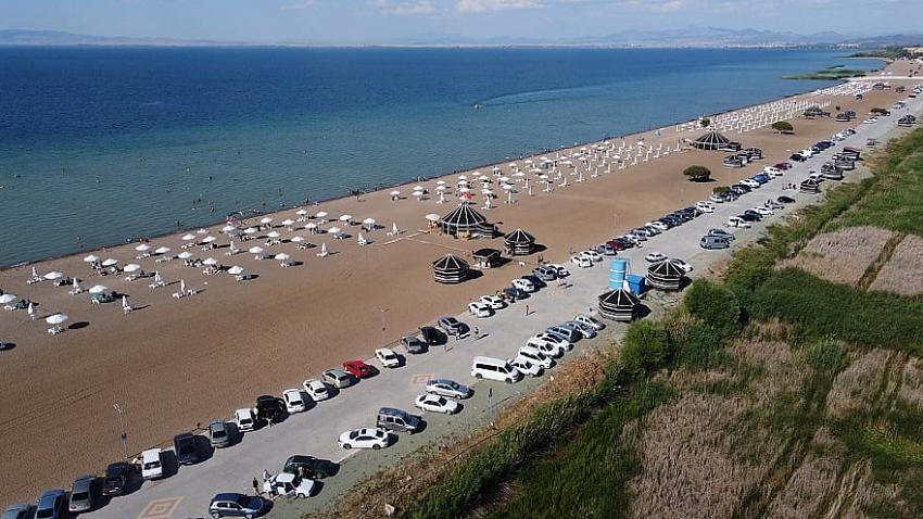 Beyşehir'de Karaburun plajı, günübirlik tatilcileri konuk ediyor