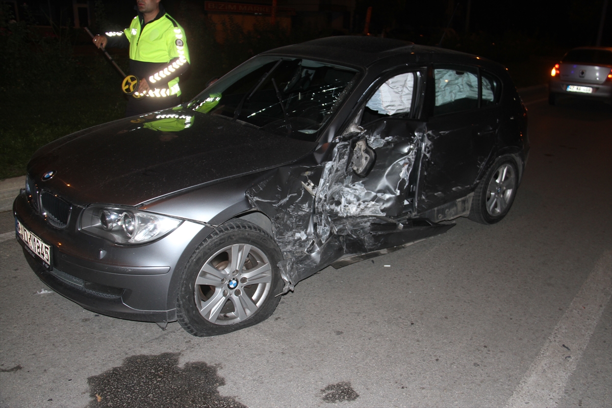 Beyşehir'de Kavşakta çarpışan iki otomobildeki 4 kişi yaralandı