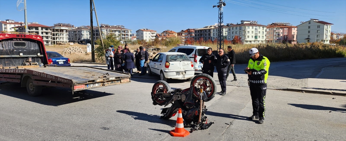 Beyşehir'de otomobile çarpan motosikletin sürücüsü yaralandı