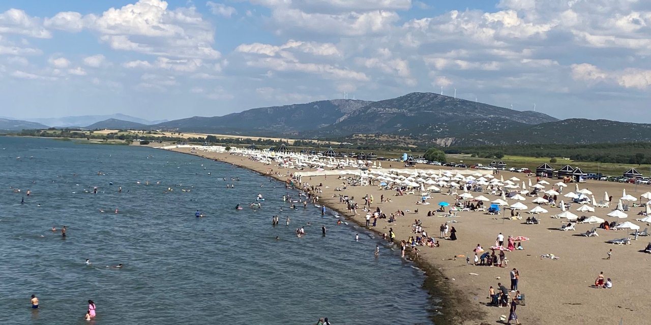 Beyşehir Gölü'ndeki Karaburun  Plaj, rekor ziyaretçi sayısına ulaştı.