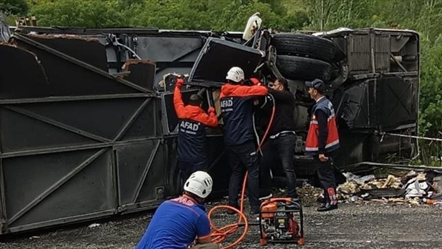 Bitlis'te otobüs ile tırın çarpışması sonucu 2 kişi hayatını kaybetti, 30 kişi yaralandı