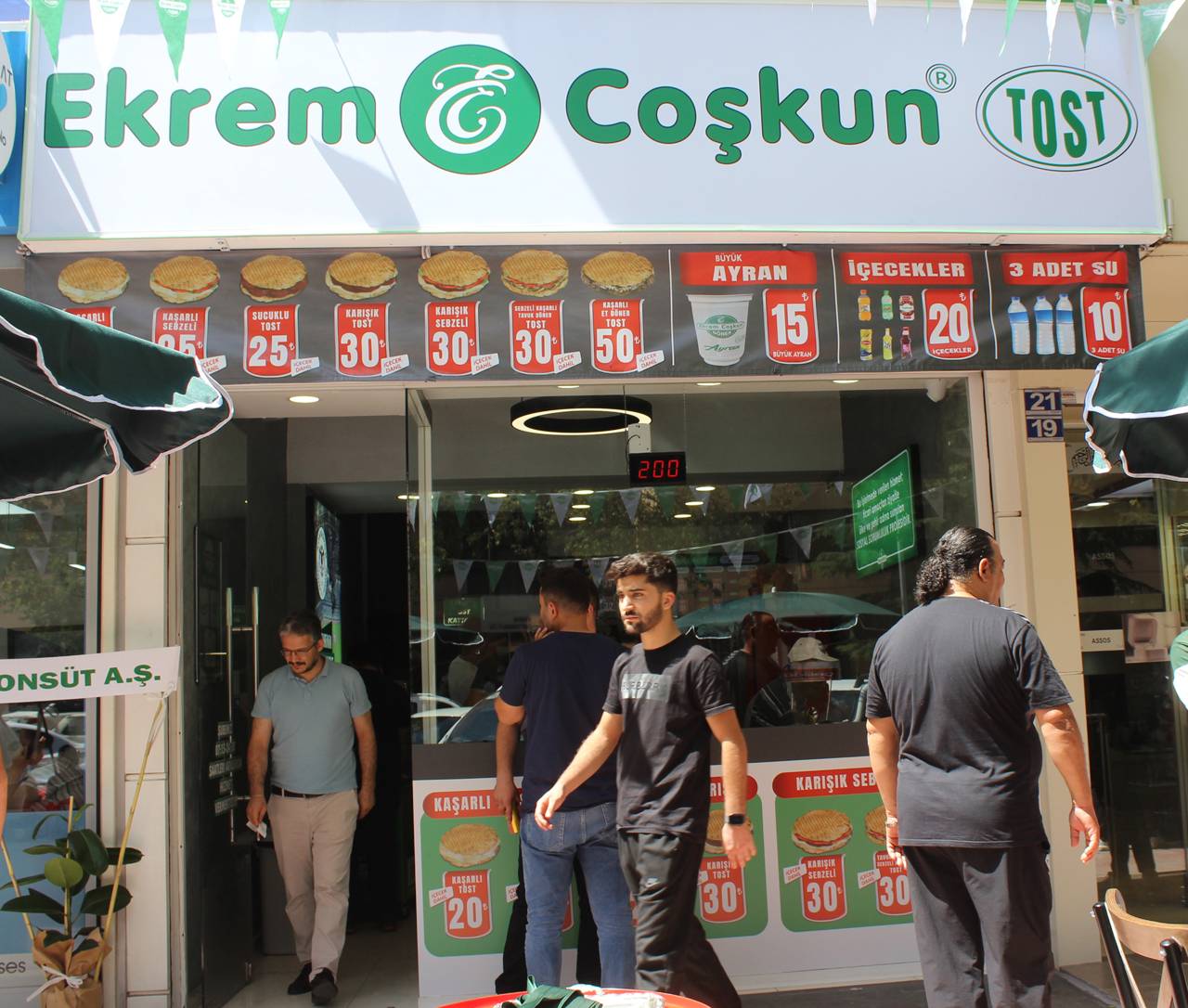 Bu  Marka  Konya'da  İçecek dahil 20 liraya tost  menüsü sunuyor.