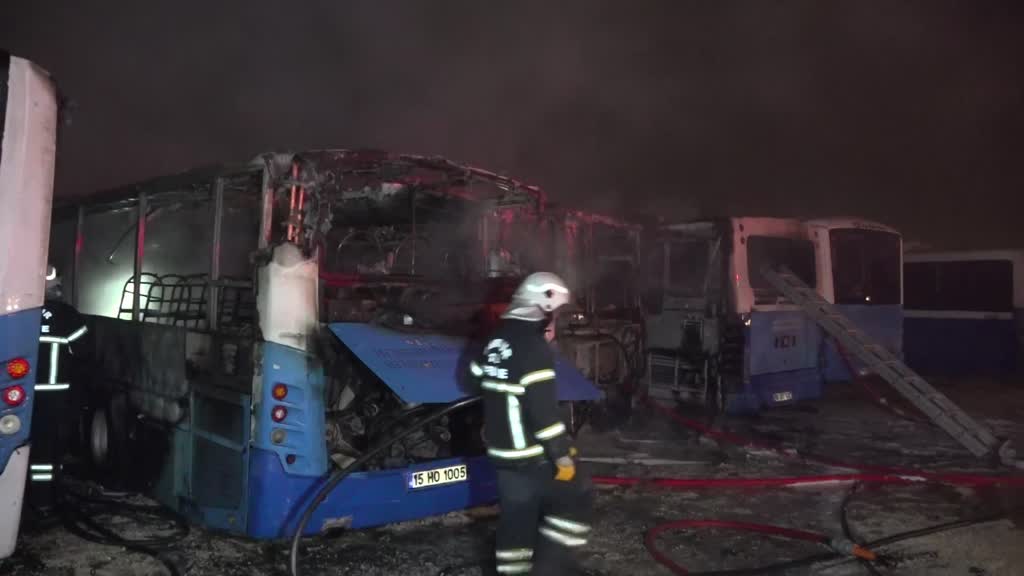 Burdur'da çıkan yangında 6 özel halk otobüsü zarar gördü