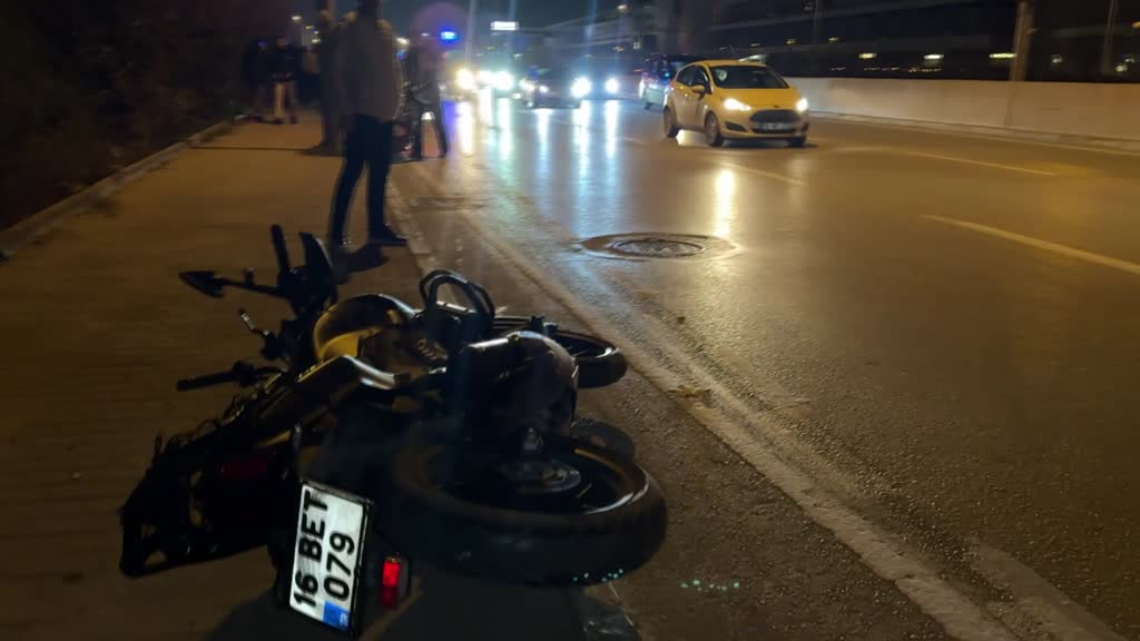 BURSA - Otomobile çarpıp savrulan motosikletteki 2 kişi öldü