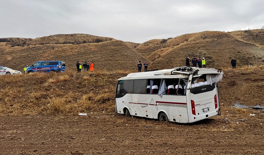 Çankırı'da cenazeye gidenlerin bulunduğu midibüs devrildi, 29 kişi yaralandı