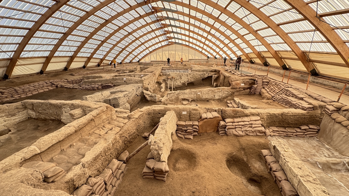 Çatalhöyük'te ziyaretçiler 9 bin yıl öncesini deneyimleme imkanı buluyor