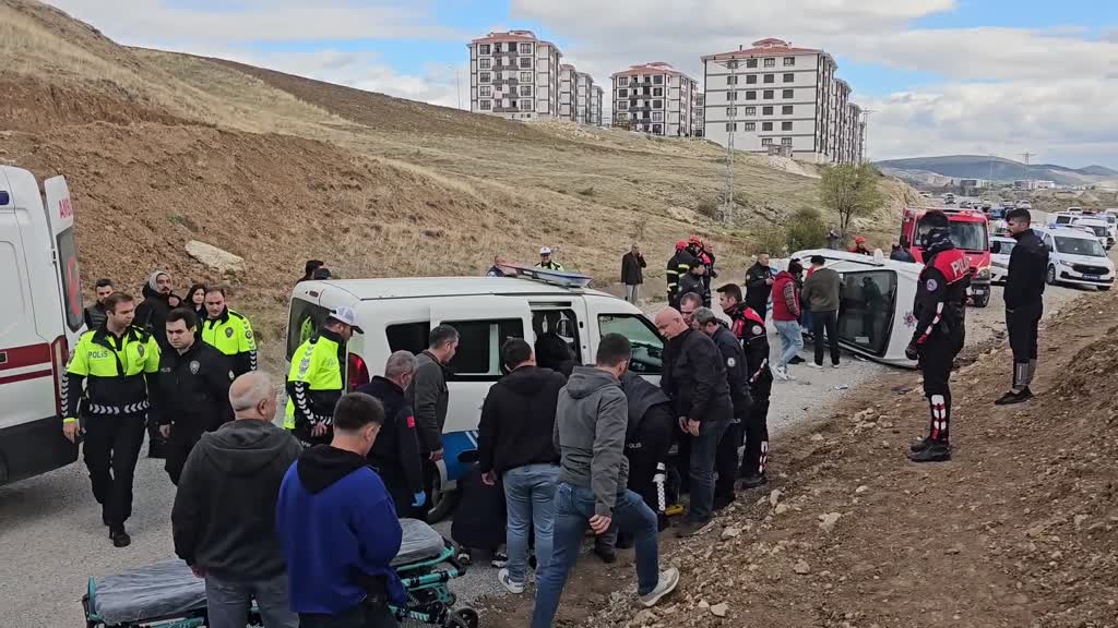 ÇORUM - Kovalamaca sırasında devrilen polis aracındaki 2 polis yaralandı