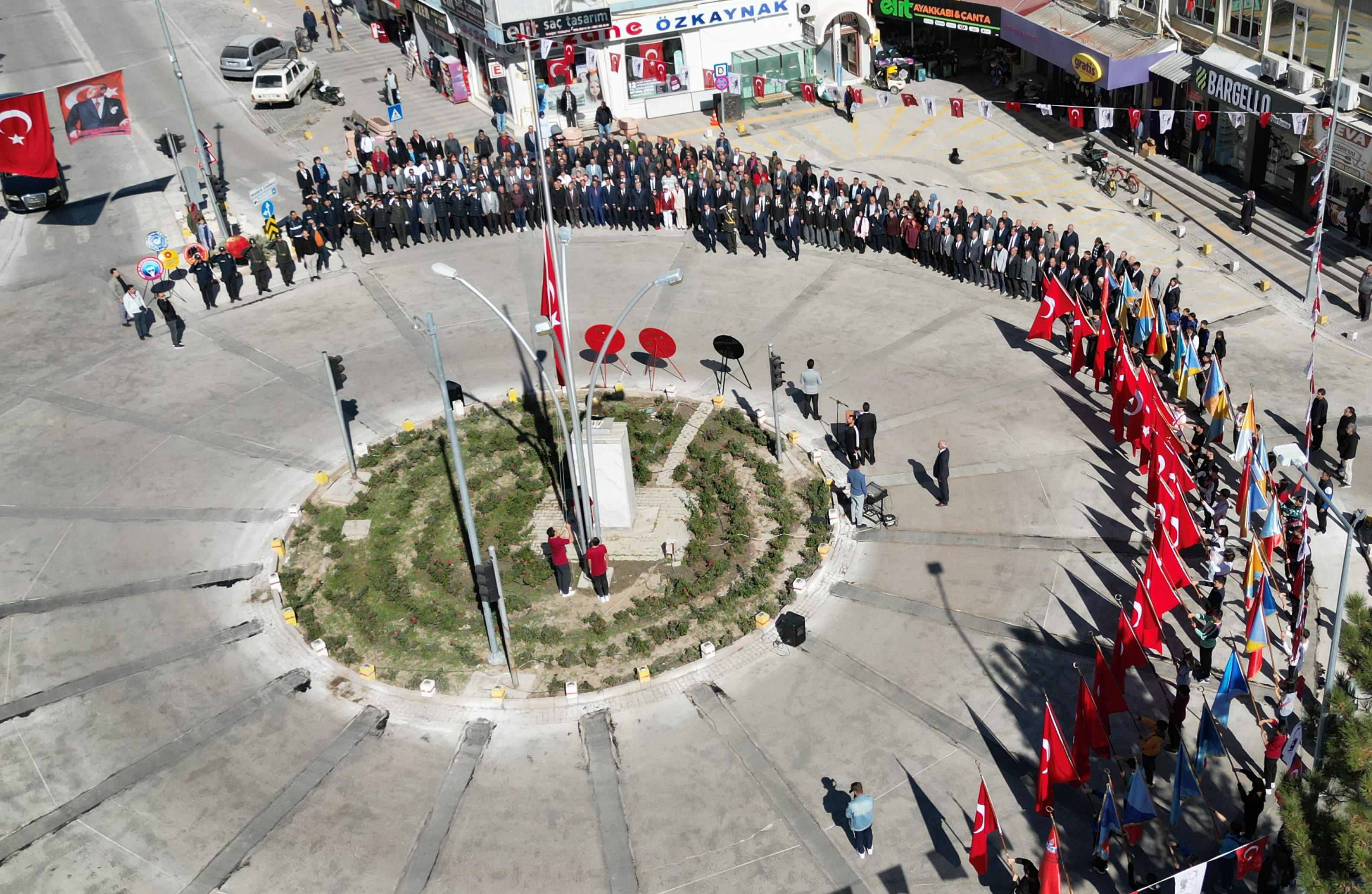 CUMHURİYET BAYRAMI KUTLAMALARI ATATÜRK ANITINA ÇELENK KONULMASI İLE BAŞLADI.