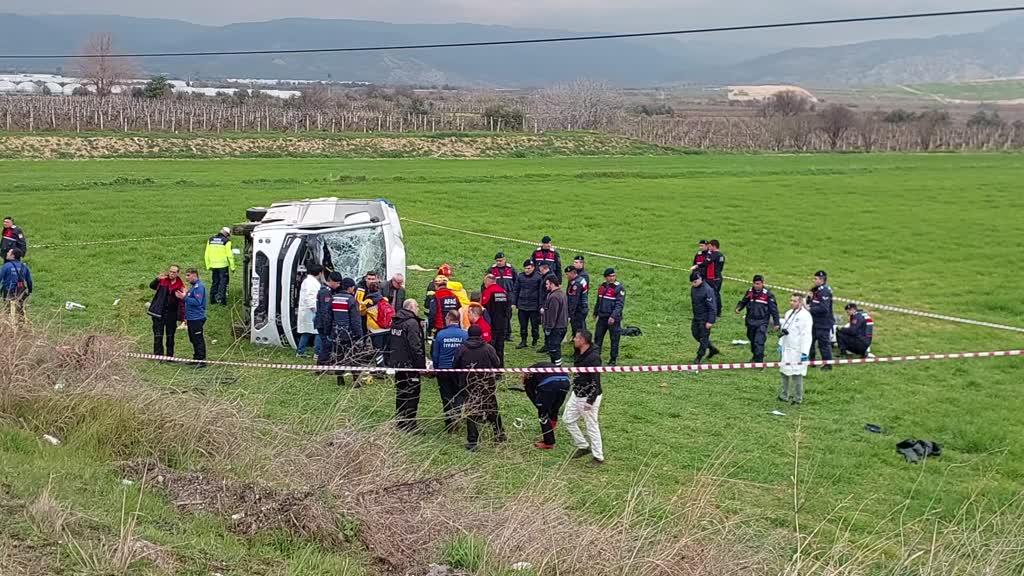 DENİZLİ - Öğrencileri taşıyan servis midibüsü devrildi, 2 ölü, 26 yaralı