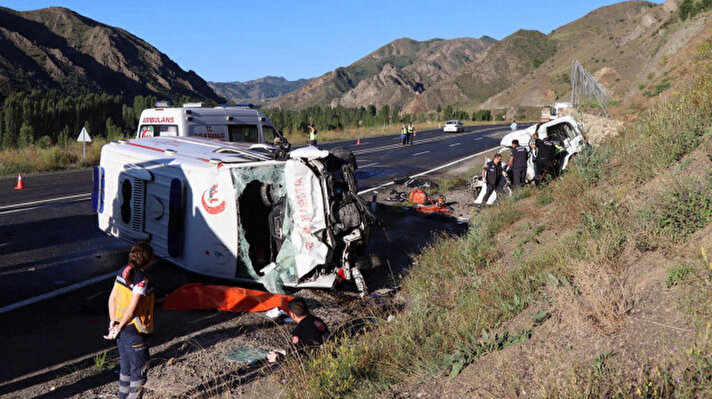 Erzurum'da Ambulans ile kafa kafaya çarpıştı: 4 ölü, 1 yaralı