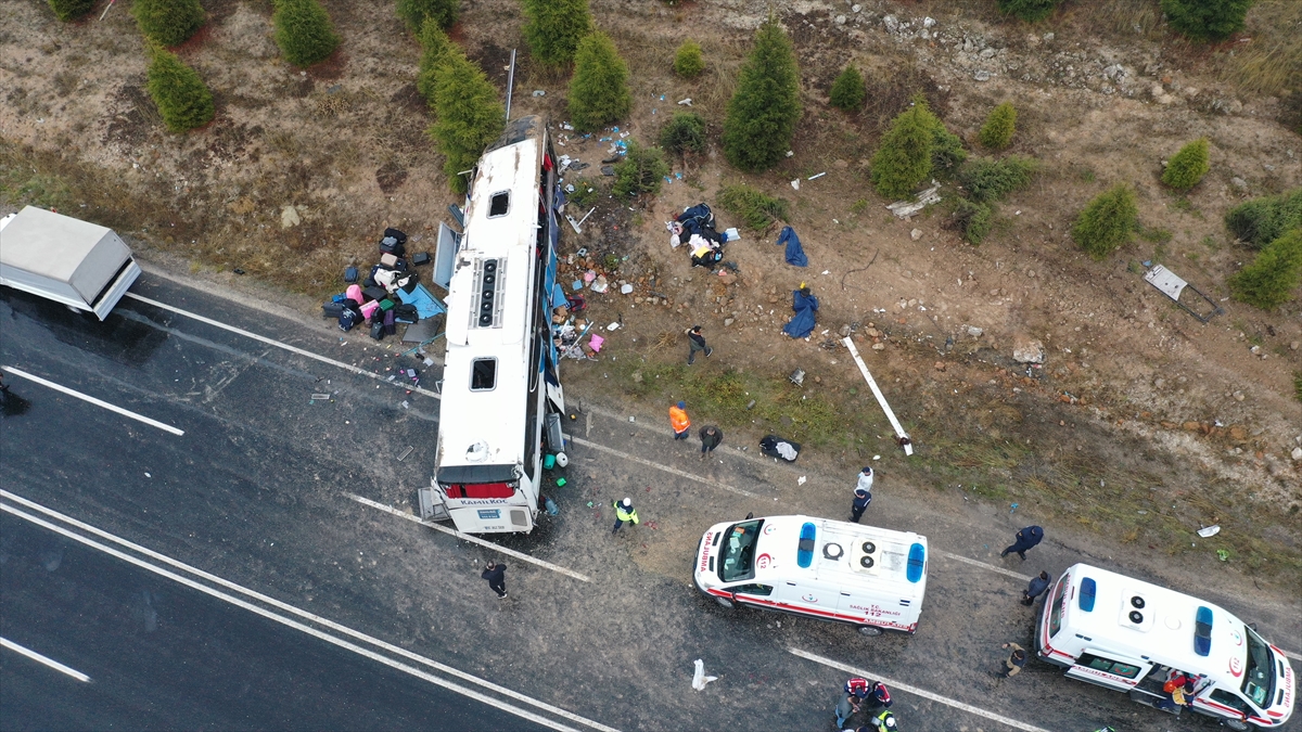 Eskişehir'de devrilen yolcu otobüsündeki 1 kişi öldü, 30 kişi yaralandı