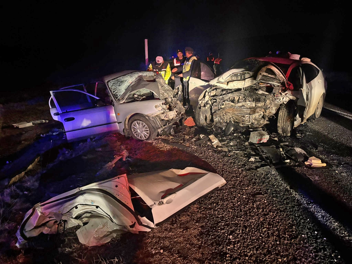 Eskişehir'de iki otomobilin çarpışması sonucu 4 kişi öldü