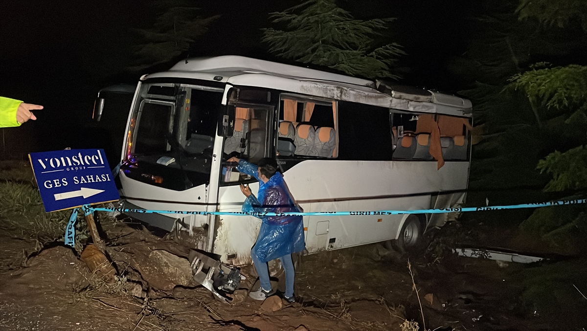 Eskişehir'de midibüsün yoldan çıkması sonucu 14 polis memuru yaralandı