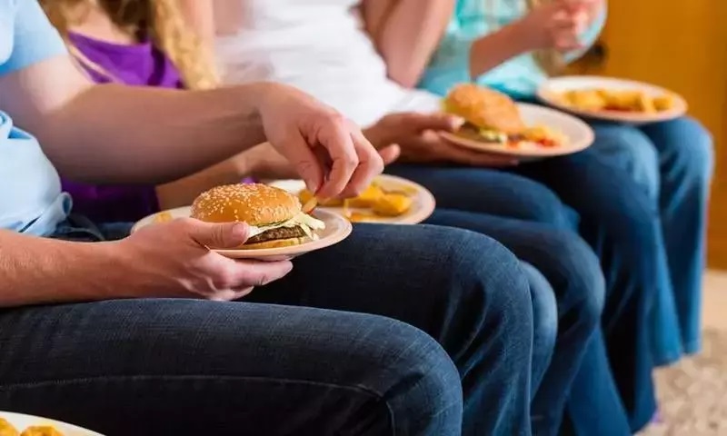 Fast Food Tüketimi, 50 Yaş Altı Kanser Vakalarını Artırıyor