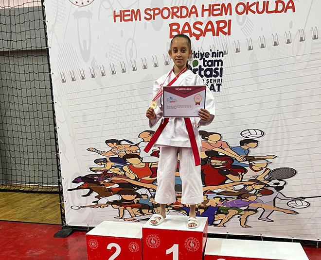 Feyzanur Gönlügür, Okul Sporları Bölge Şampiyonası'nda Kata Dalında Şampiyon Oldu!