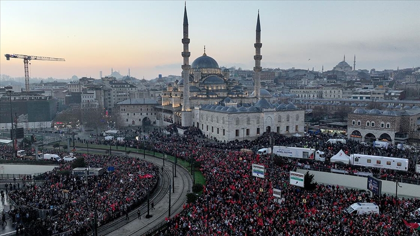 Filistin'e destek için on binlerce kişinin Galata Köprüsü'ne yürüyüşü başladı