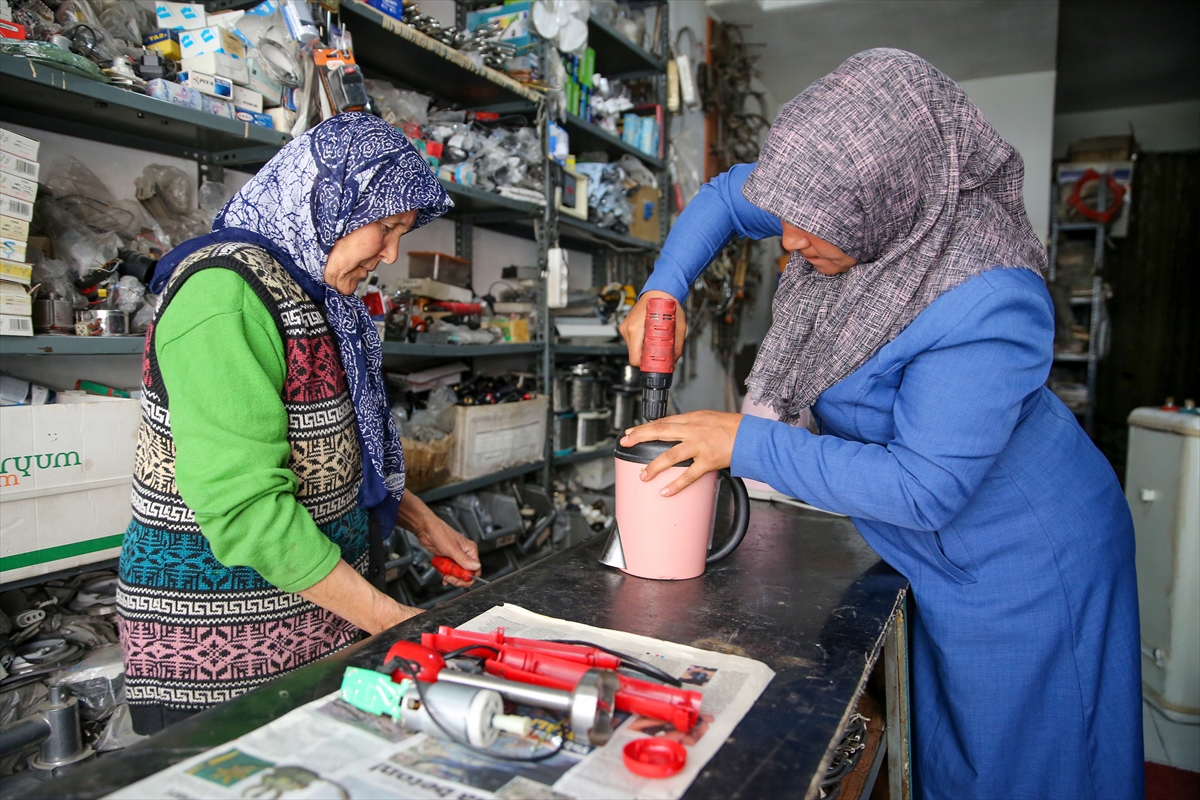 Gelinle kaynana elektrikli ev aletlerini tamir ediyor