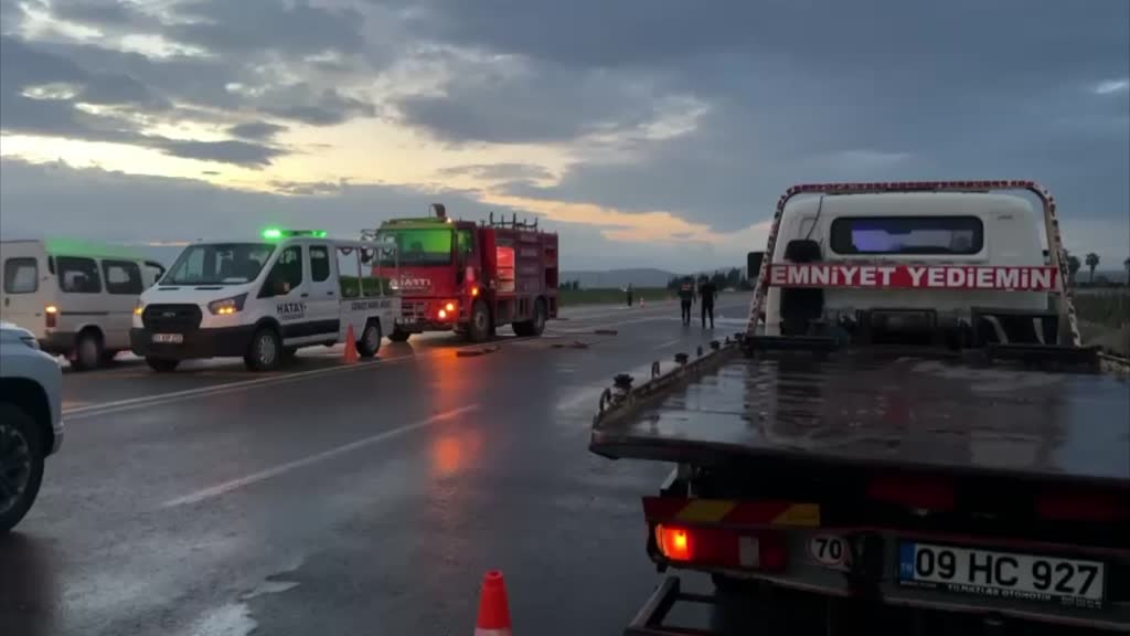 HATAY - 2 otomobilin çarpıştığı kazada 5 kişi öldü