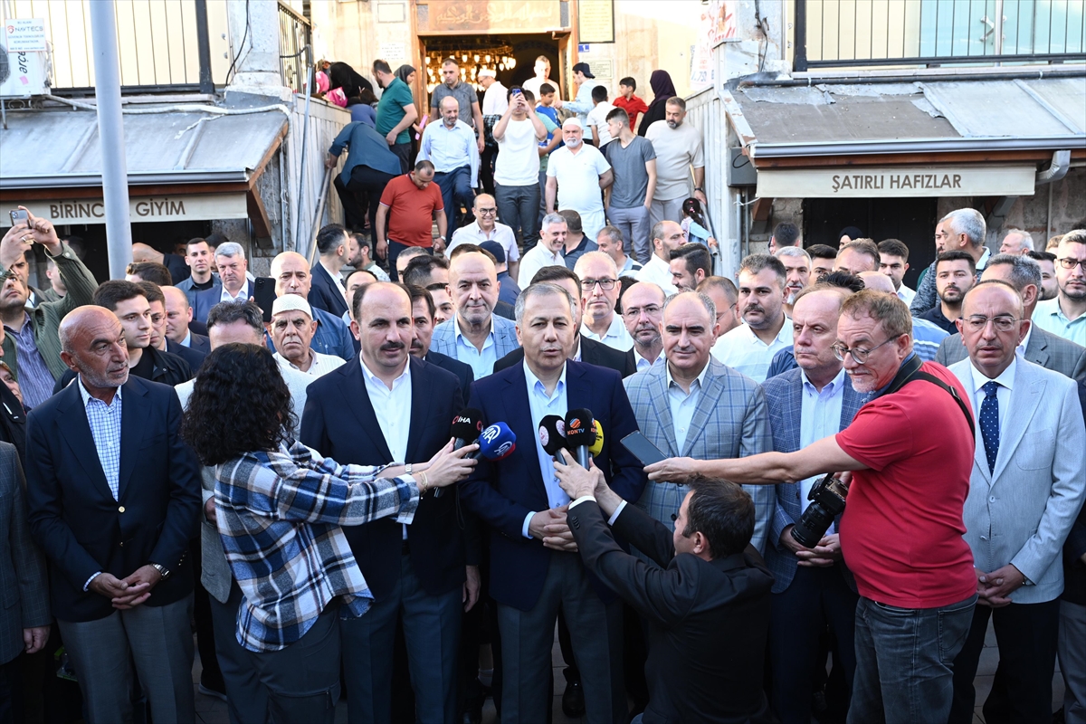 İçişleri Bakanı Yerlikaya, Konya'da vatandaşlarla bayramlaştı