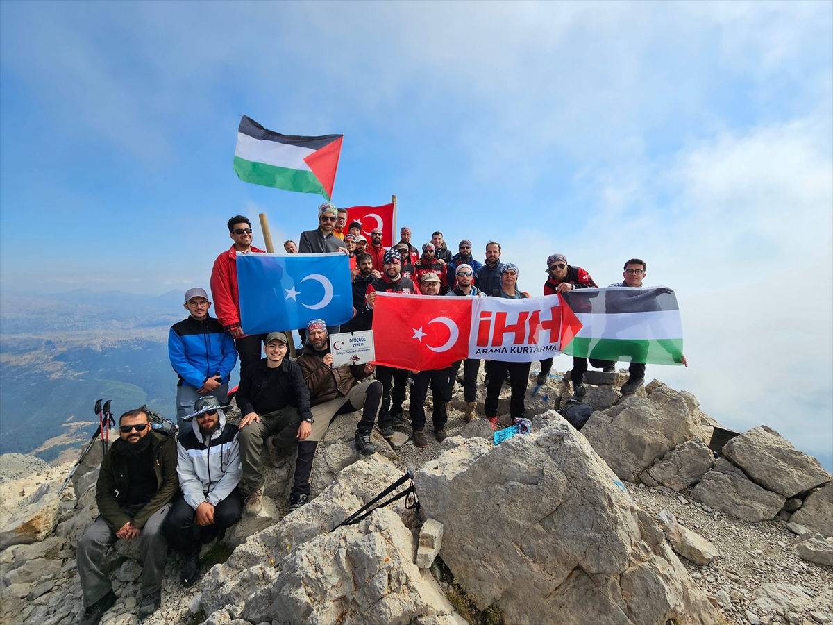İHH Konya arama kurtarma ekibi, Filistin için Dedegül Zirvesi'ne tırmandı