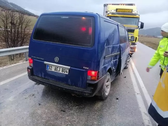 Isparta'da Sivil Polis Aracı ile Kamyonet Çarpıştı: 2 Yaralı