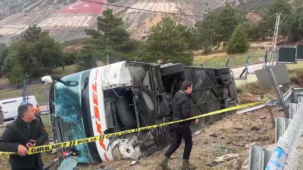 ISPARTA - Konya Plakalı  Yolcu otobüsünün şarampole devrildiği kazada 1 kişi öldü, 18 kişi yaralandı