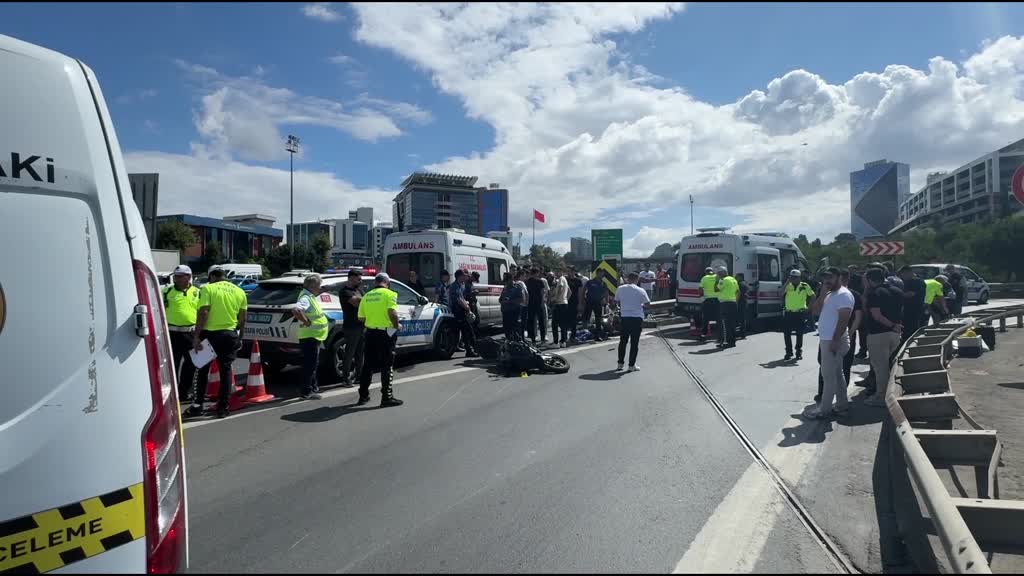 İSTANBUL - Bağcılar'da bariyere çarpan motosikletteki polis memuru hayatını kaybetti