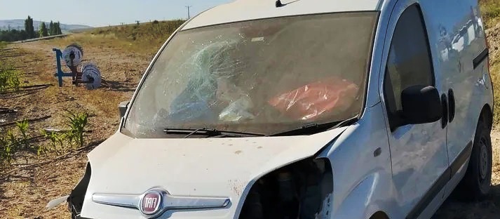 Karaman'da devrilen hafif ticari aracın sürücüsü öldü