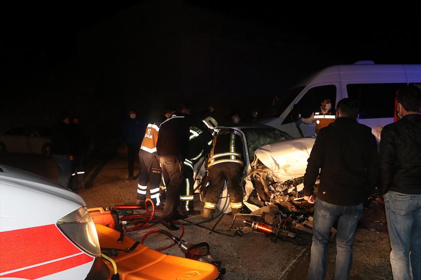 Karaman’da işçi minibüsü otomobille çarpıştı: 5 yaralı