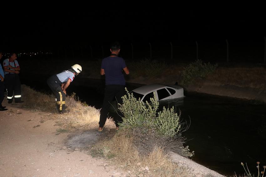 Karaman'da su kanalına düşen araçtaki 2 kişi kendi imkanlarıyla kurtuldu