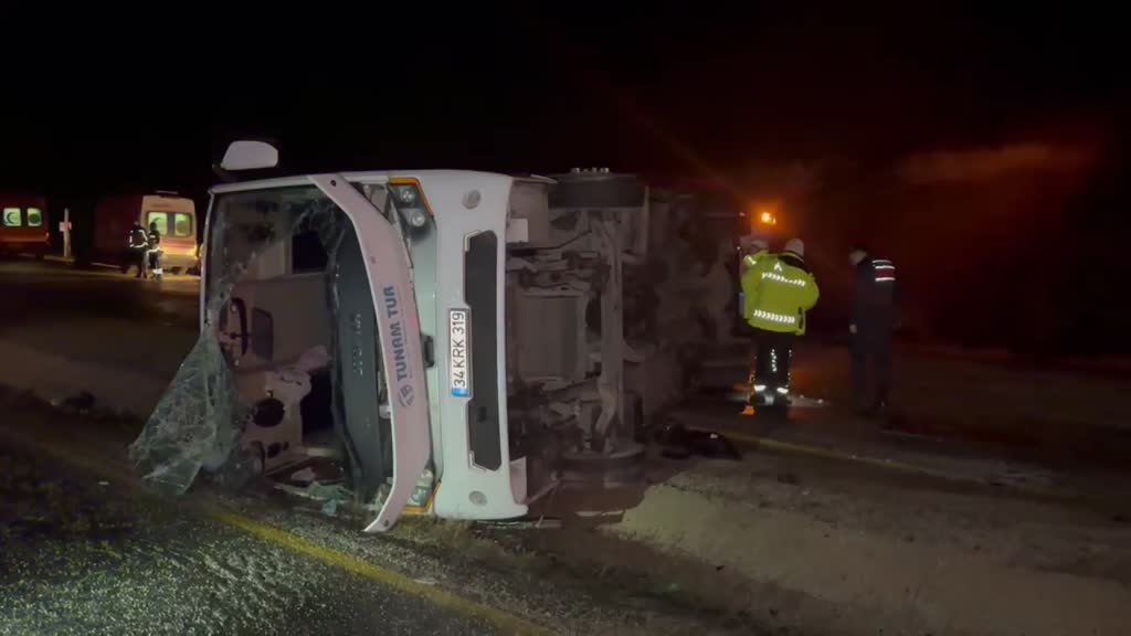 KASTAMONU -  Cenaze  dönüşü Devrilen midibüsteki 24 kişi yaralandı