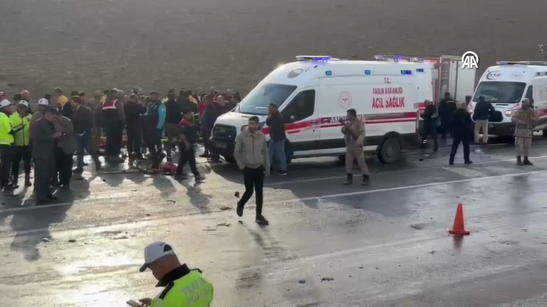 Katliam Gibi Kaza! Minibüsle Kamyonet Çarpıştı 7 kişi hayatını kaybetti, 8 kişi yaralandı.