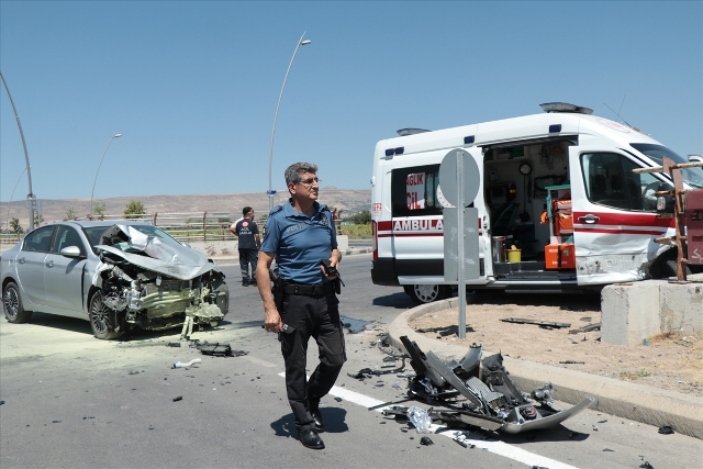 Kayseri'de ambulans ile otomobilin çarpışması sonucu 6 kişi yaralandı