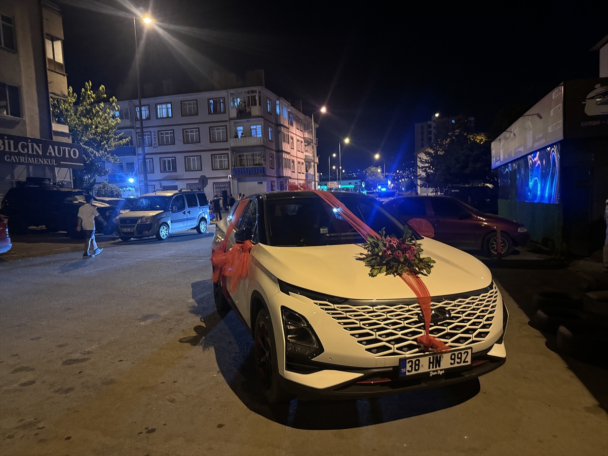 Kayseri'de  düğünde İstek Parça  yüzünden çıkan kavgada 4 kişi tüfekle yaralandı