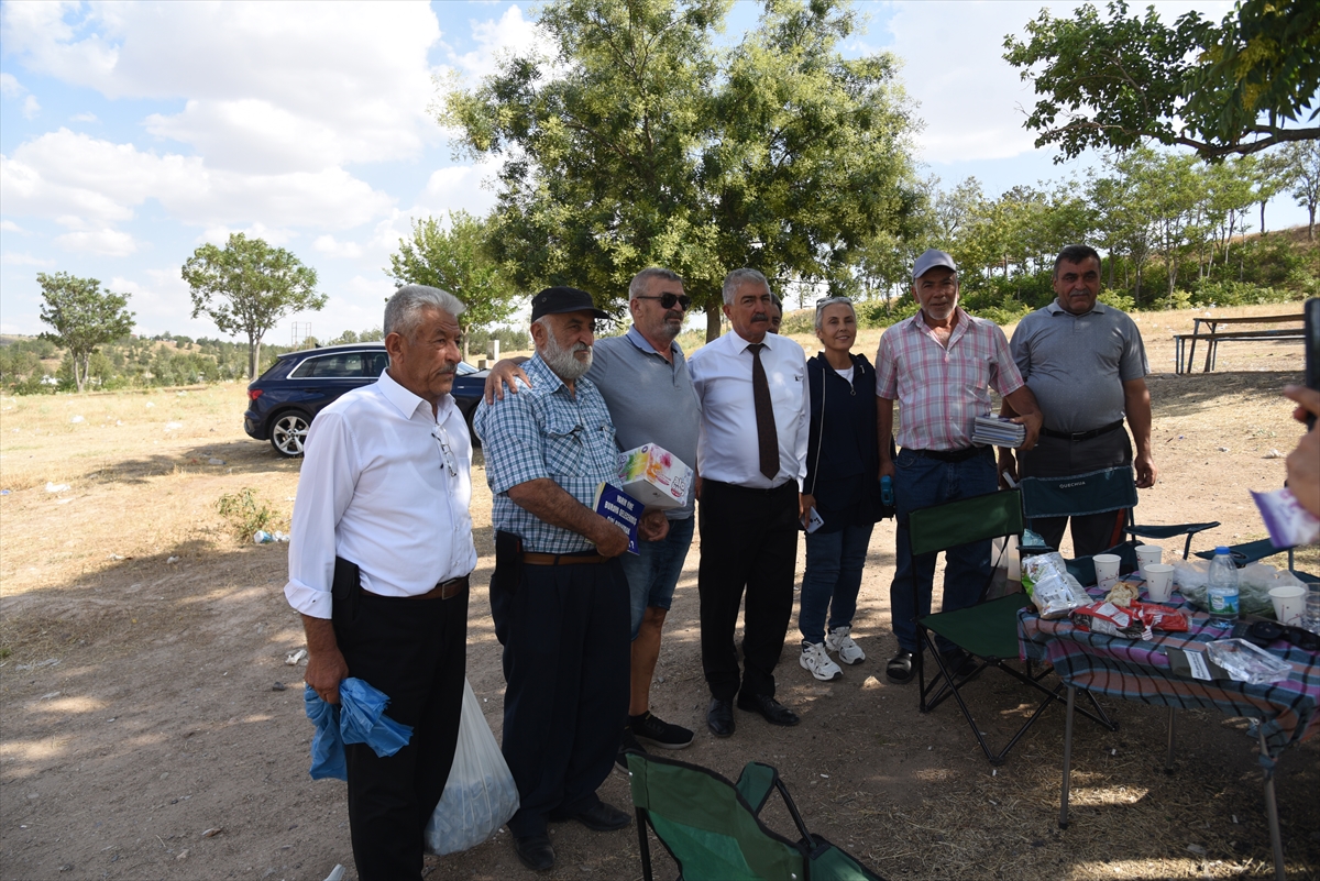 Kırıkkale'de muhtar piknikçilere poşet, eldiven ve broşür dağıttı