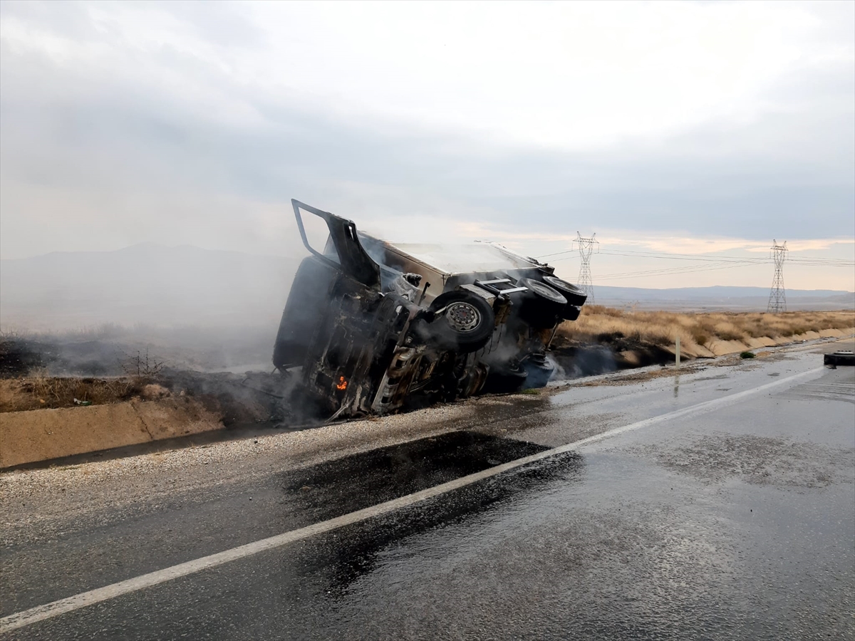 Kırıkkale Konya  Karayolunda  alev alan kamyon devrildi