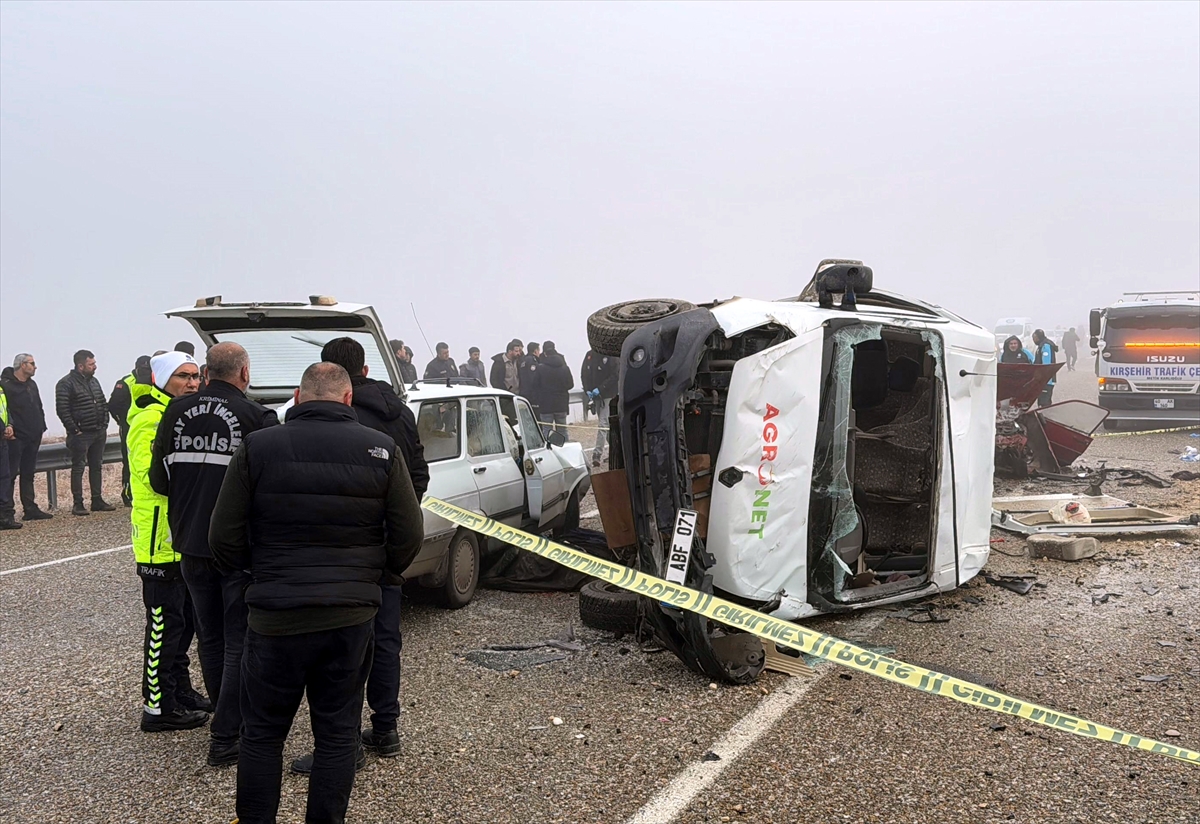 Kırşehir'de işçi servisinin karıştığı zincirleme kazada 2 kişi öldü, 15 kişi yaralandı