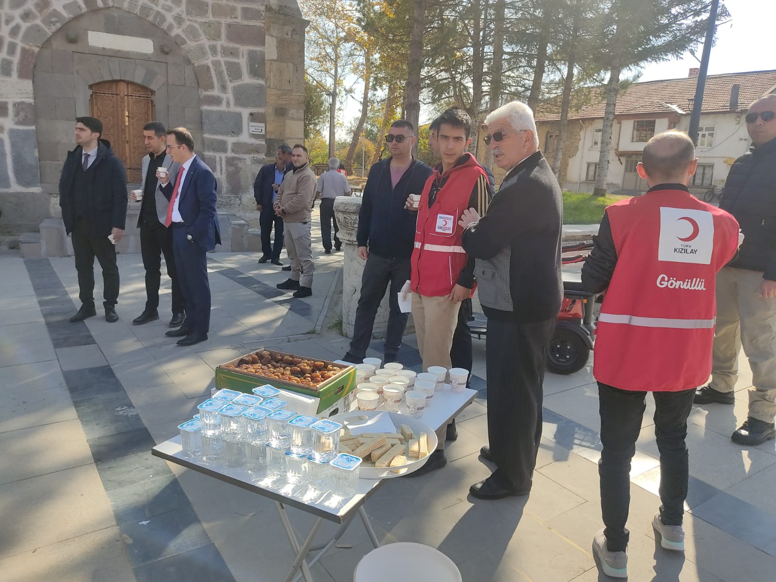 KIZILAY ŞUBE CUMA NAMAZI SONRASI İKRAMDA BULUNDU