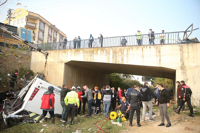  Kocaeli'de öğrenci servisi dere yatağına devrildi, 2 kişi öldü, 20 kişi yaralandı