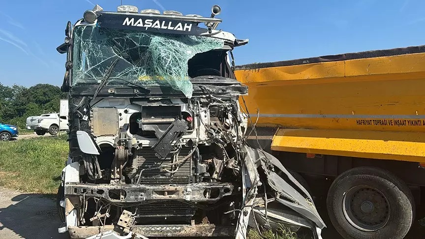 KOCAELİ - Tır ile servis midibüsü çarpıştı, 1'i ağır 26 kişi yaralandı