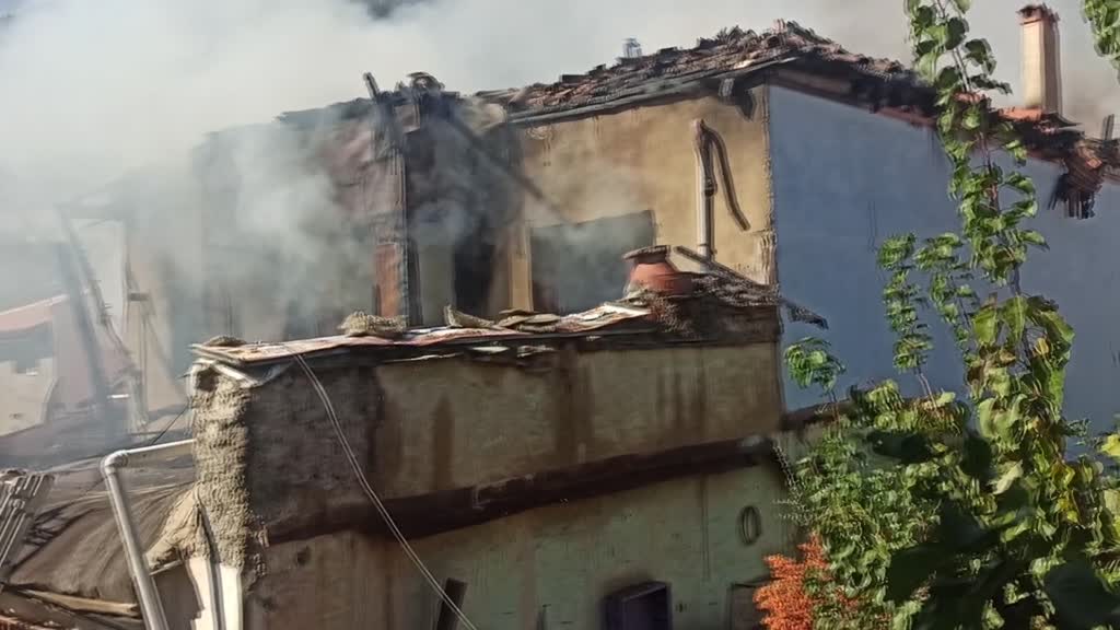 KONYA - Akşehir'deki yangında iki ev kullanılamaz hale geldi