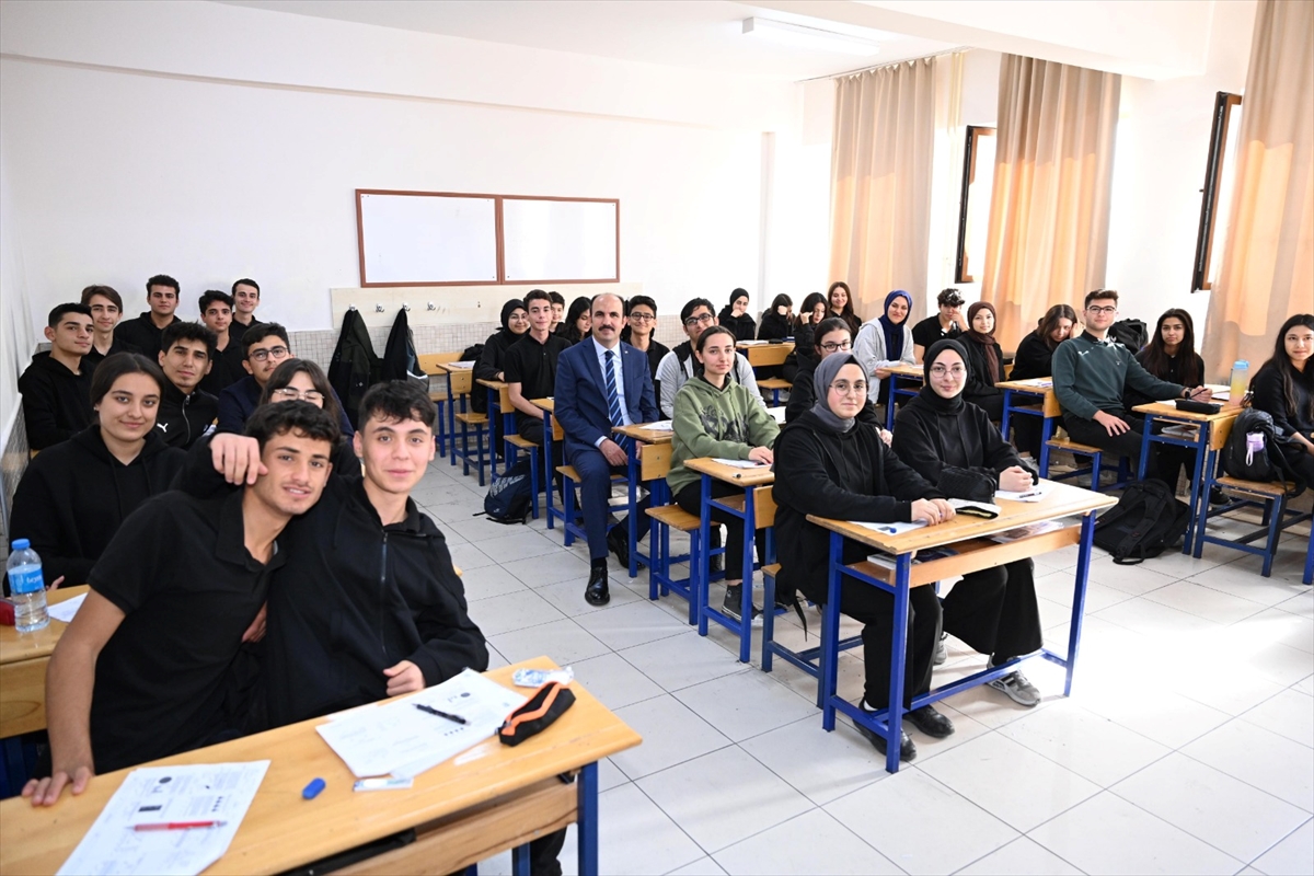 Konya Büyükşehir Belediye Başkanı Altay, YKS'ye girecek öğrencilere başarılar diledi
