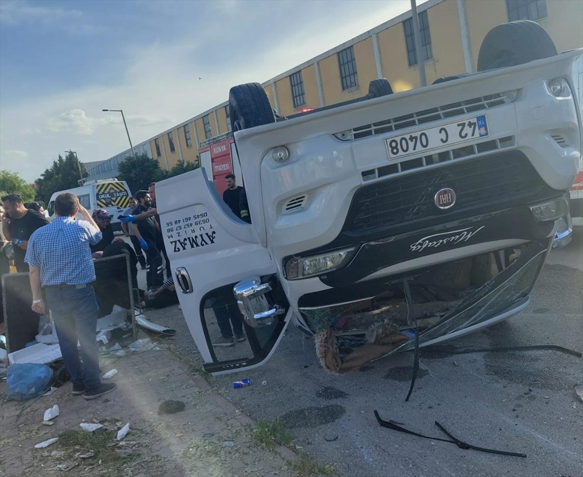 Konya'da 2 servis aracının çarpışması sonucu 7 kişi yaralandı