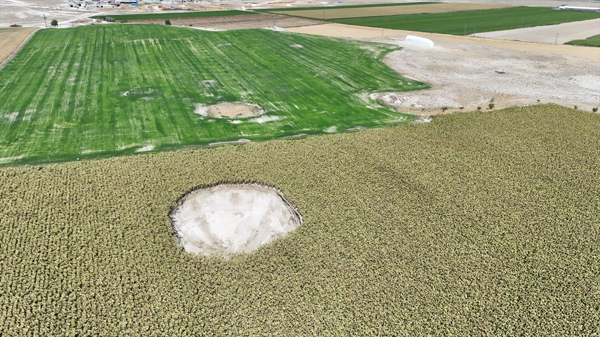 Konya'da 6 metre derinliğinde, 25 metre çapında yeni obruk oluştu